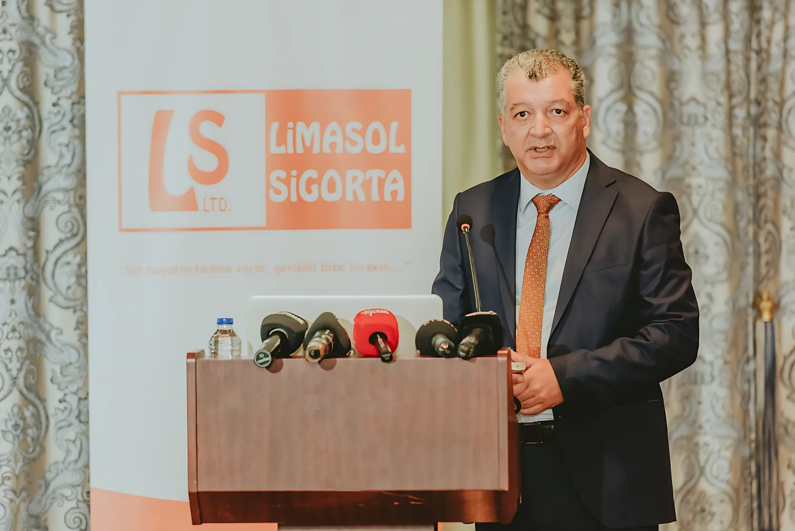 Genel Müdür Mustafa Seyitler kürsüde konuşurken