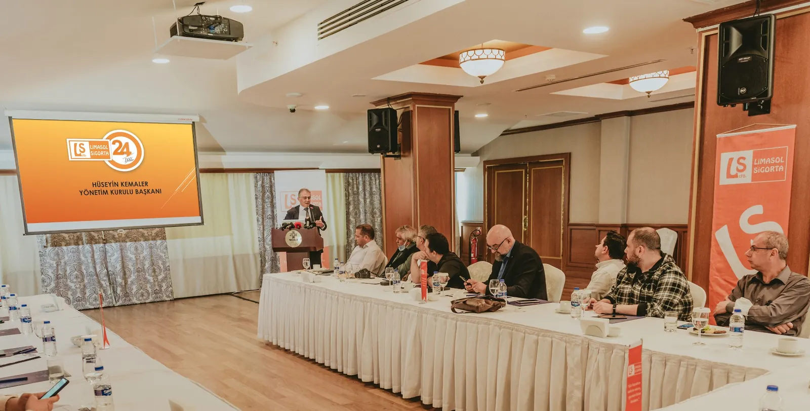 Limasol Sigorta basın toplantısında kürsüde konuşma